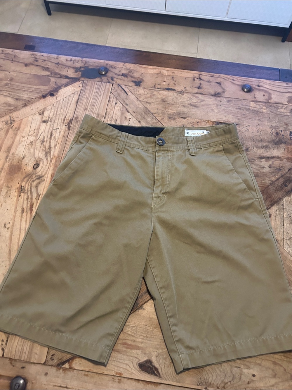 Men's Volcom size 32 Casual Chino Shorts - Khaki